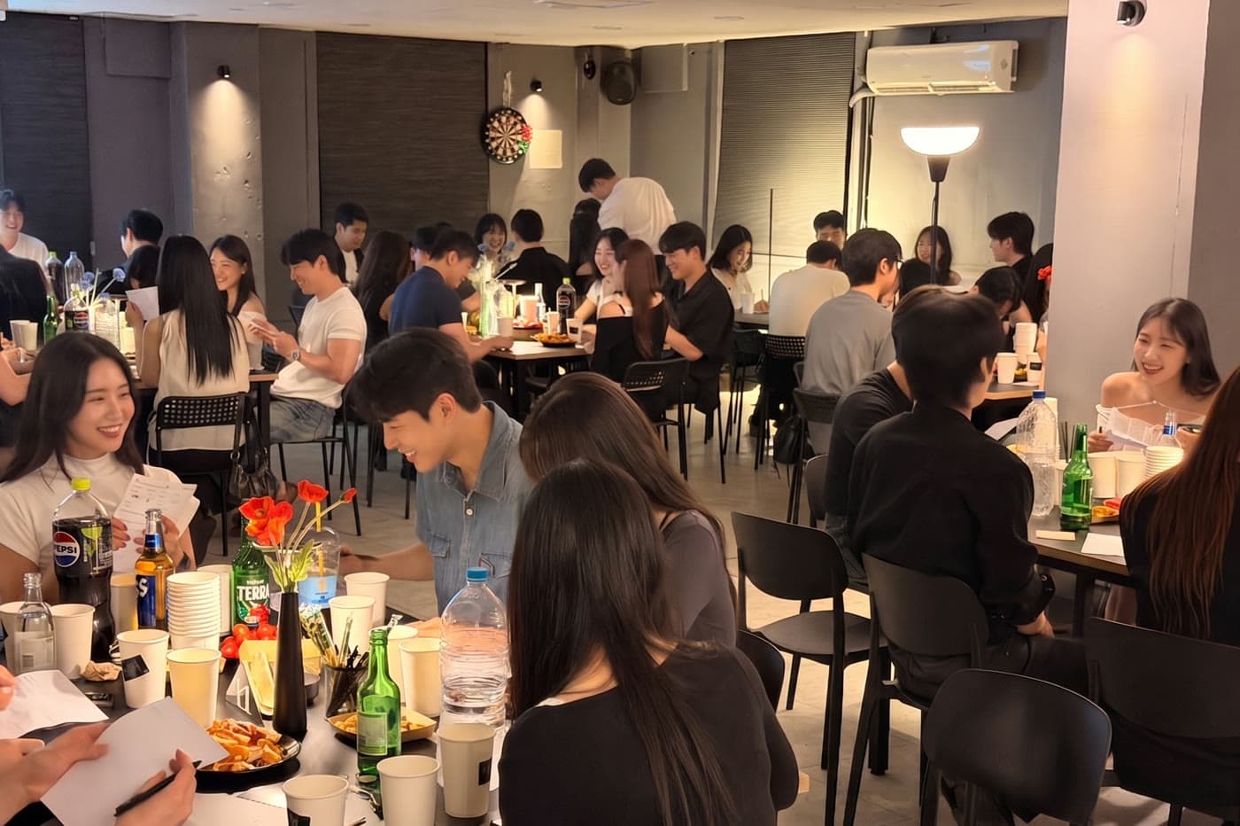 테이블마다 이야기가 오가는 홀