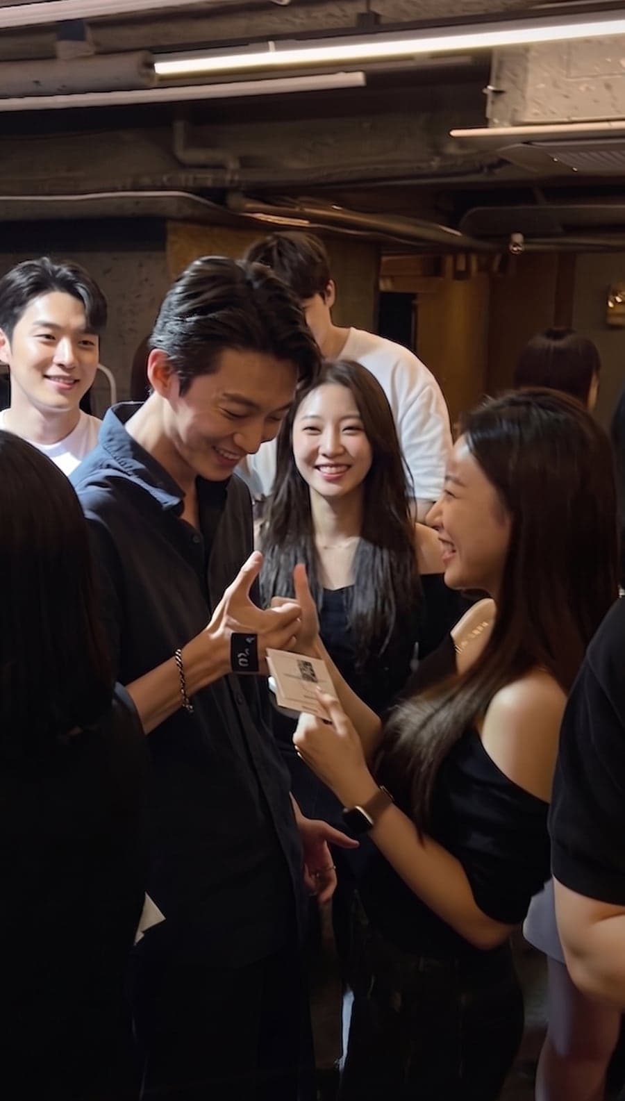 홀 전체가 마주 앉은 사람들로 채워진 장면