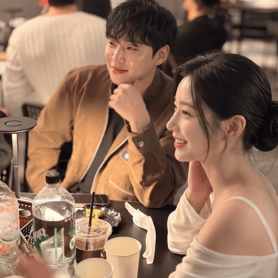 테이블에 마주 앉아 웃는 두 사람