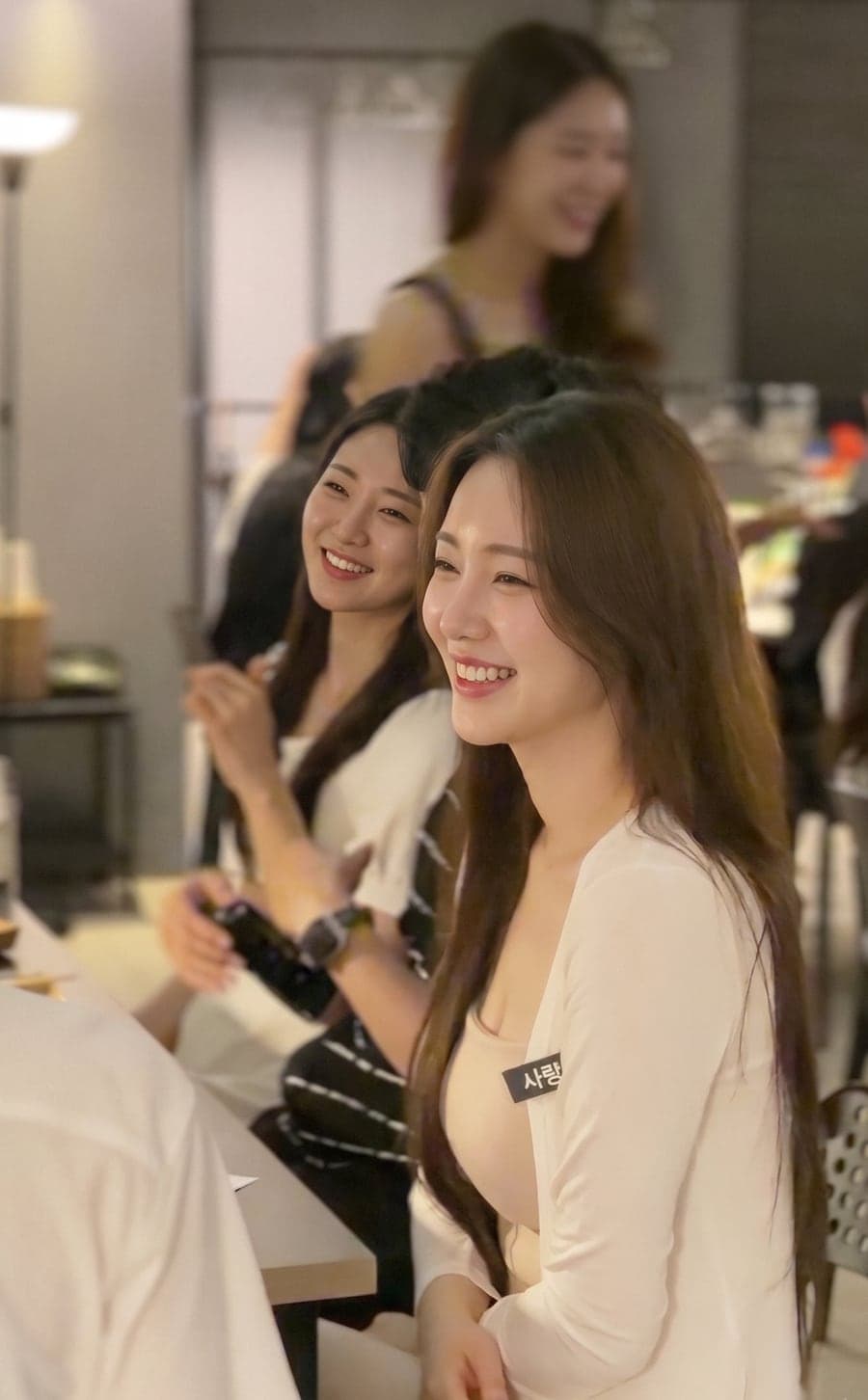 창가에서 마주 서서 이야기하는 사람들