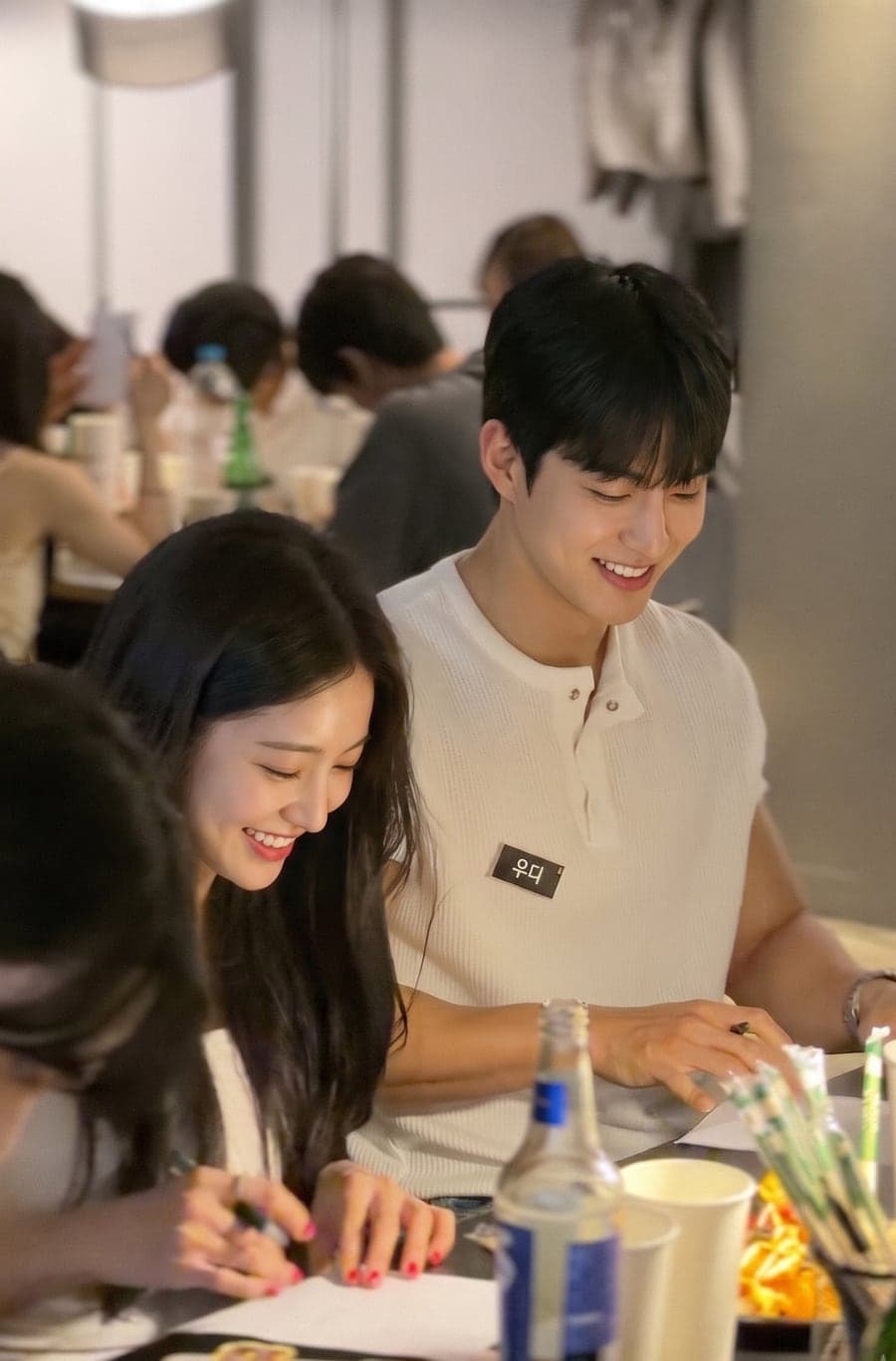 테이블에 마주 앉아 웃으며 이야기하는 두 사람