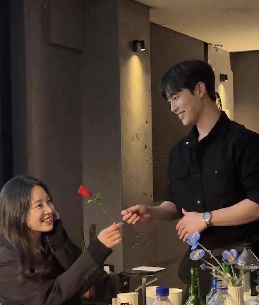 장미 한 송이를 건네는 장면
